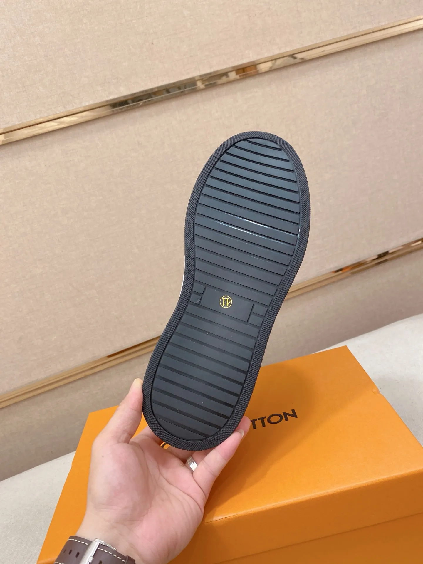 Men's shoes💰 420💰Louis Vuitton (Louis Vuitton/LV) top 🔍🔍 new models are on sale at the same time, the upper 🇮🇹 imported first-layer cowhide from Italy, fully imported sheepskin lining 💪💪, completely 1⃣️ to 1 ⃣️Re-engraved🇮🇹💪💪, ⚠Sole: The original sole is specially provided by the original factory, the exclusive movable molded sole is super comfortable, ⚠The original factory follows the order, 🔍🔍high quality, you can enter and exit the counter at will, welcome to compare⚠. Code number:38-44